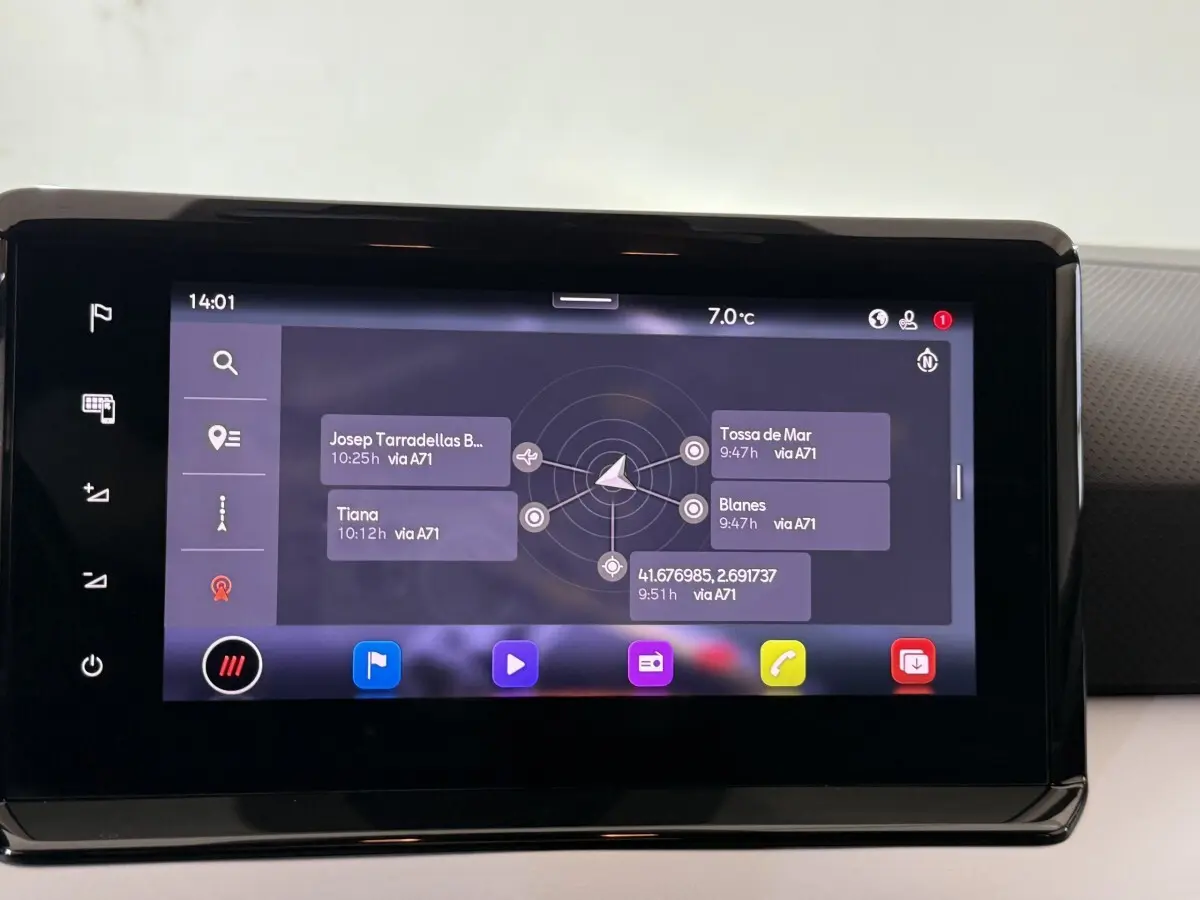 Écran tactile 9,2 pouces du système de navigation de la SEAT IBIZA 1.0 TSI 110 FR 2024, affichage clair et moderne.