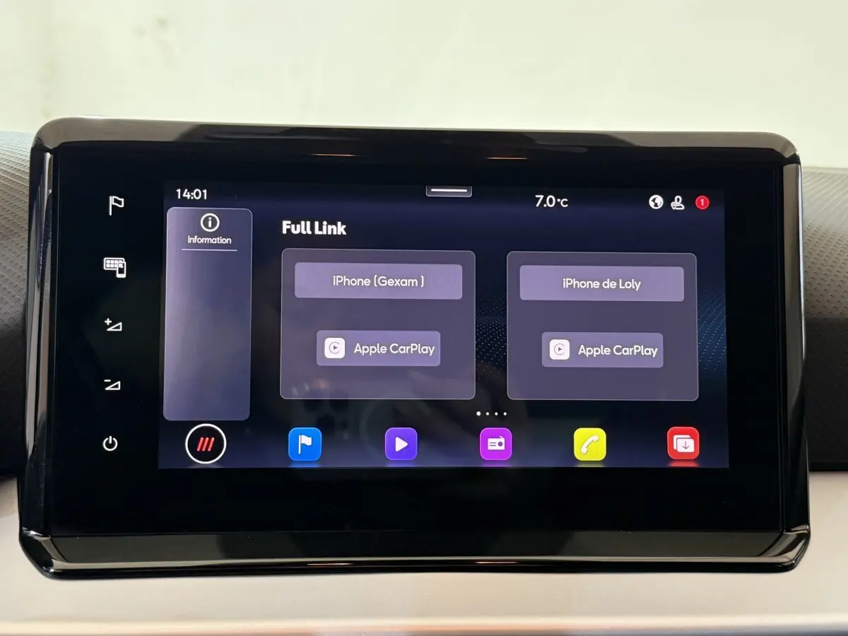 Écran tactile central affichant la connexion Apple CarPlay sur la SEAT Ibiza 2024, vue de face, intérieur noir.