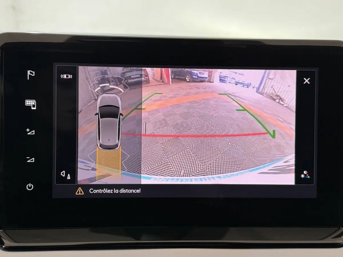 Affichage caméra de recul et vue 3D du véhicule blanc SEAT Ibiza 2024 sur écran tactile intérieur.