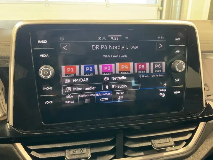 Écran tactile central du Volkswagen T-Roc 2025 affichant la radio numérique avec interface claire et commandes tactiles.