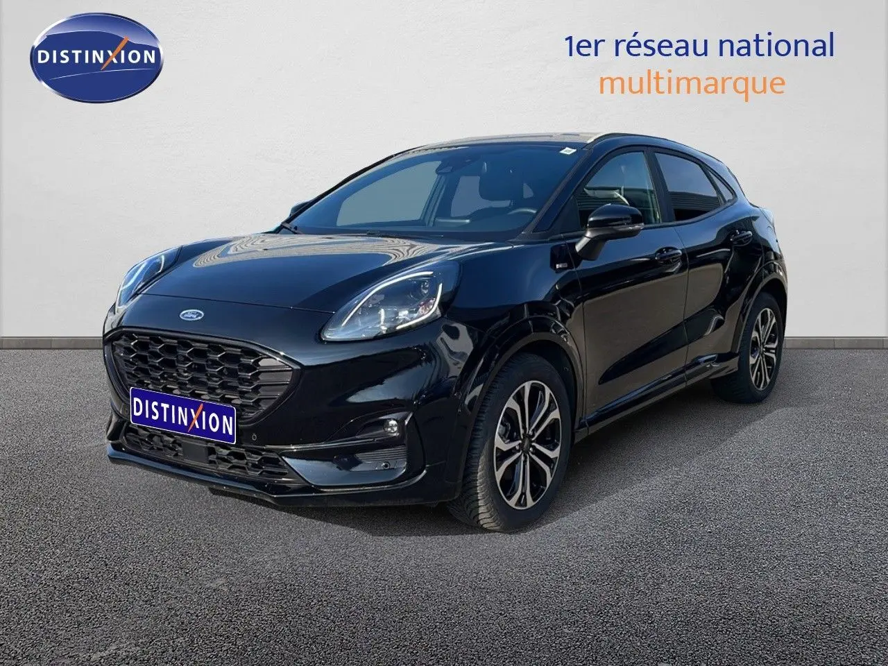 Ford Puma 1.0 EcoBoost MHEV 155ch noir agate métal, vue 3/4 avant droit avec jantes alliage distinctives.