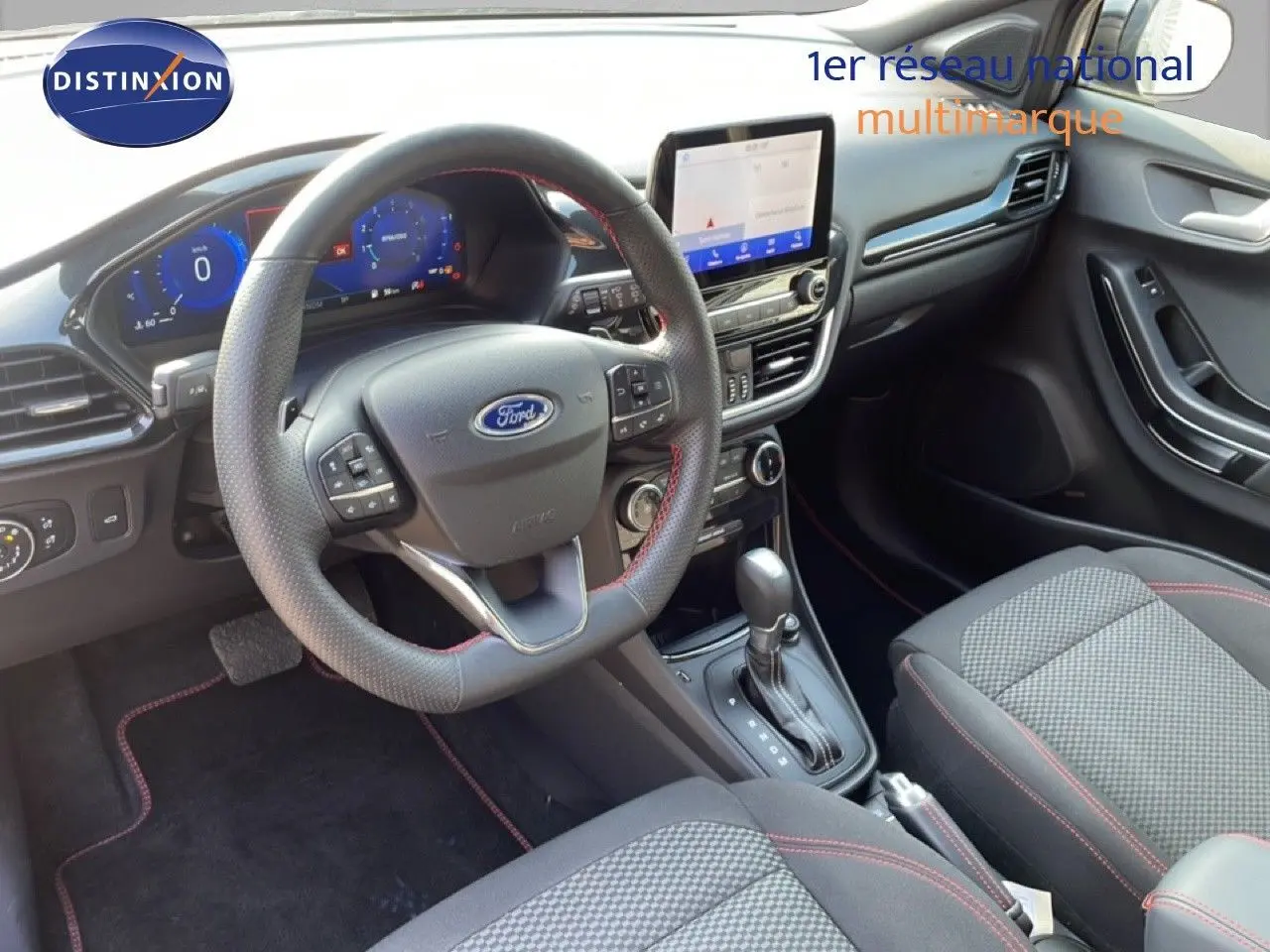 Vue intérieure côté conducteur du Ford Puma 2023 noir agate, volant cuir, tableau de bord digital et console centrale moderne.