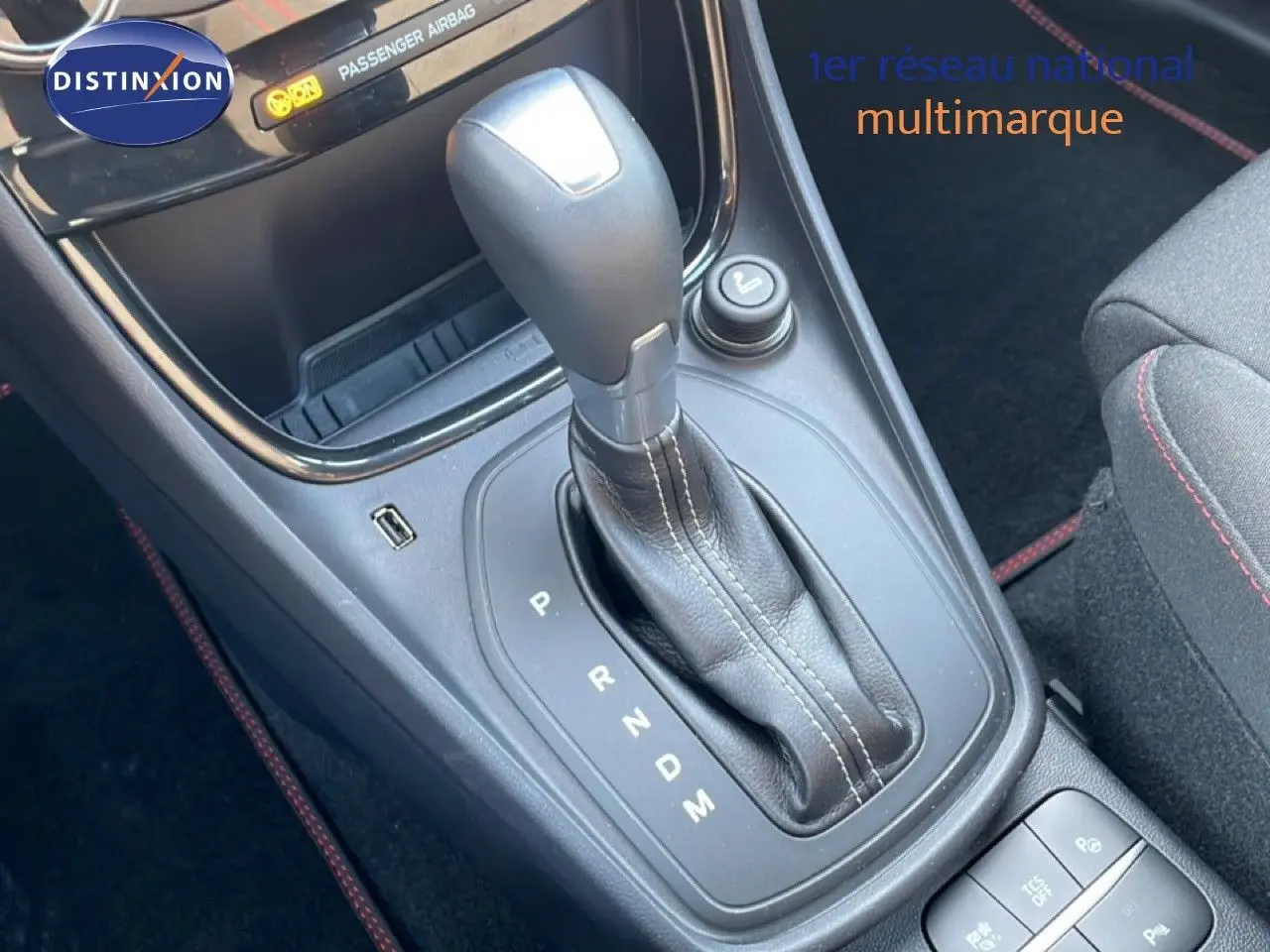 Le levier de vitesse automatique en cuir noir de la Ford Puma 2023, avec console centrale et bouton de siège chauffant.