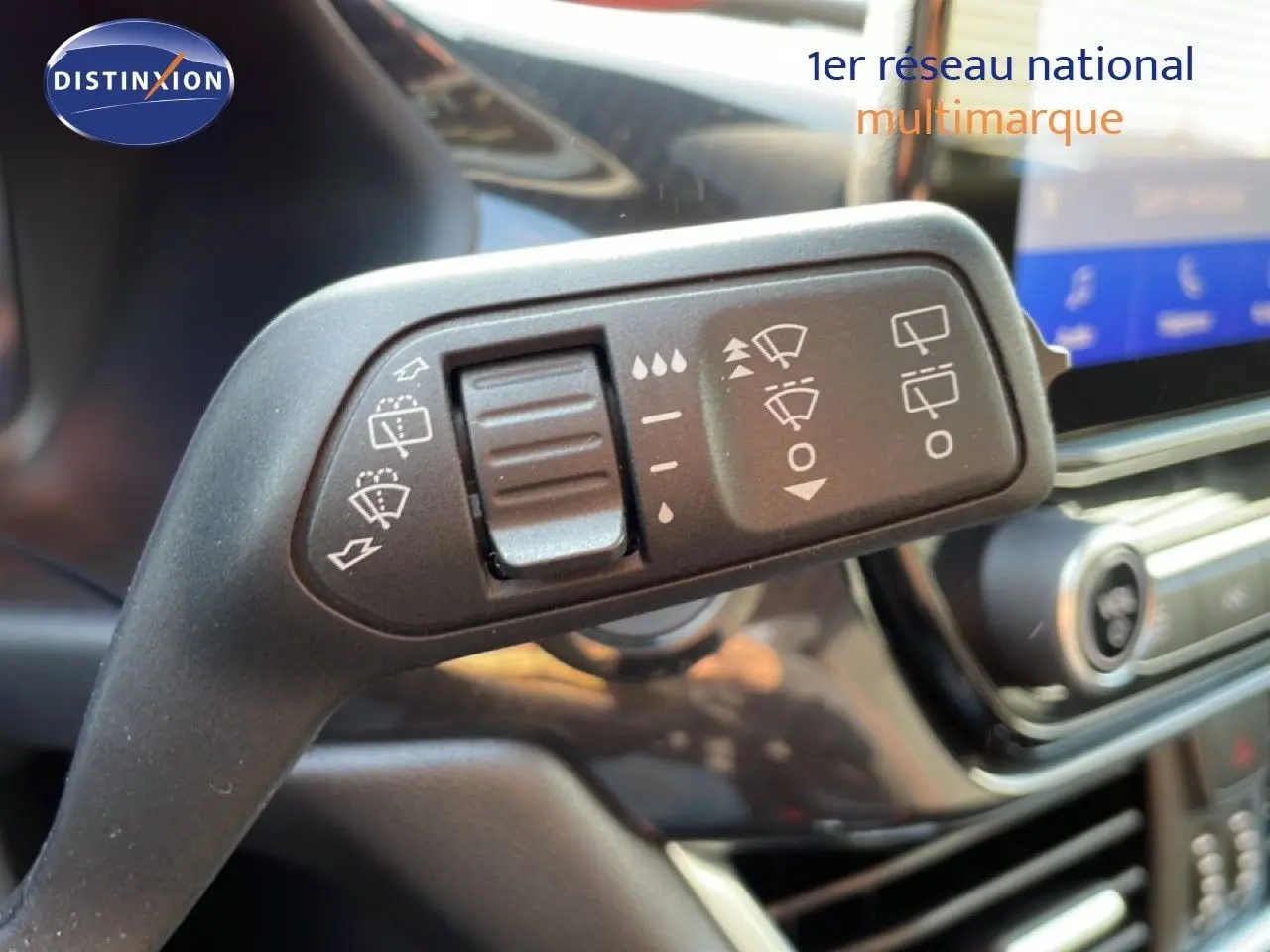 Gros plan sur la commande des essuie-glaces dans l’habitacle du Ford Puma noir Agate Metal 2023.