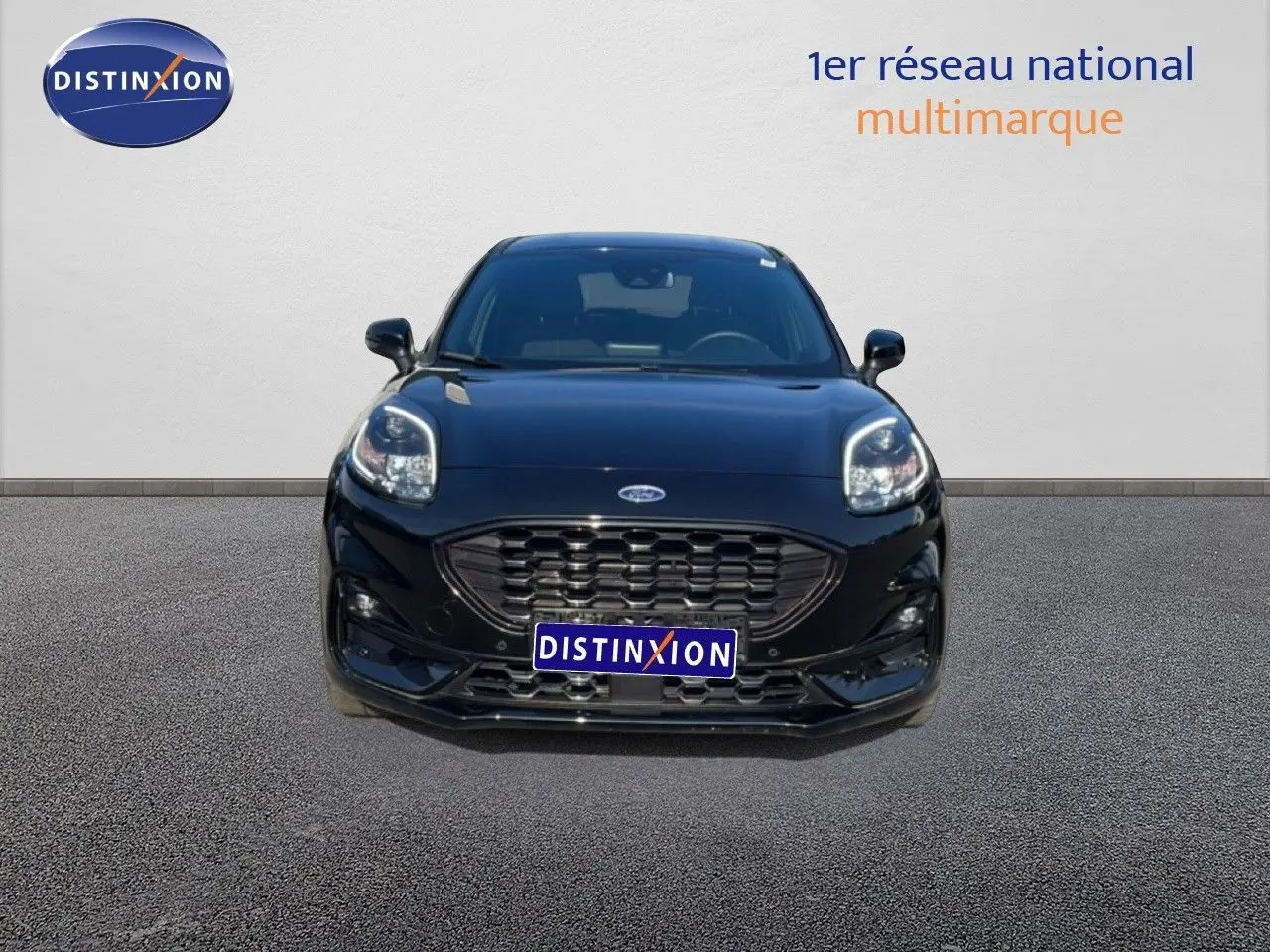 Vue avant d'une Ford Puma 1.0 EcoBoost MHEV 155ch noire Agate Metal, avec calandre large et phares LED distinctifs.