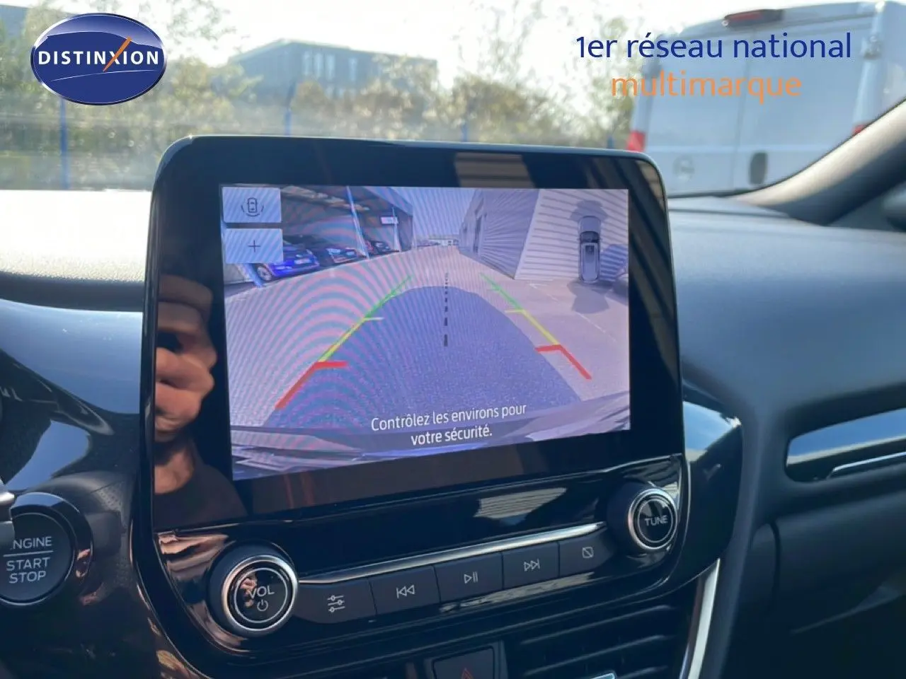 Écran tactile central montrant la caméra de recul dans un Ford Puma noir Agate Metal, intérieur moderne et épuré.