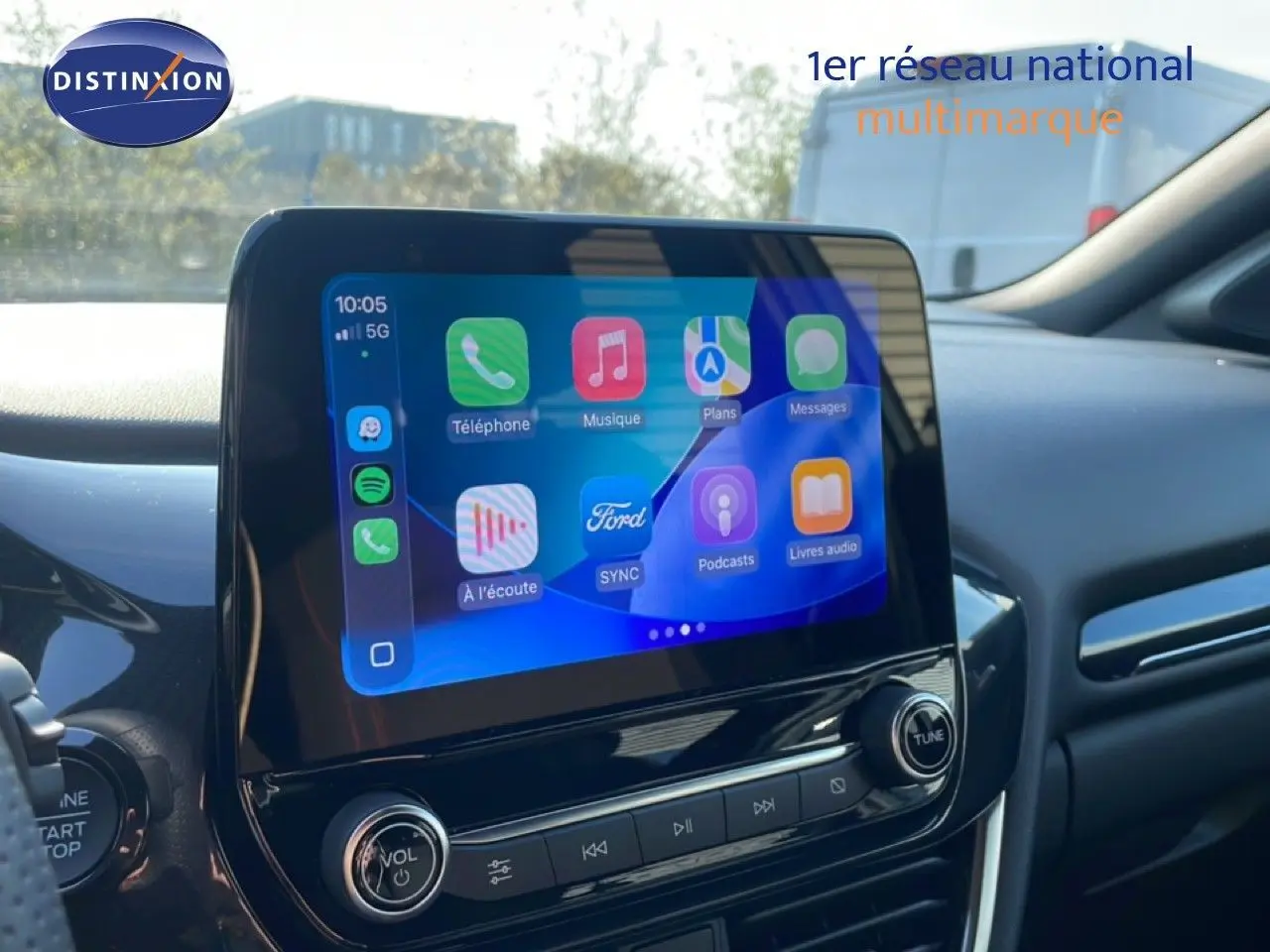 Écran tactile central du Ford Puma noir agate métal 2023, affichant l'interface Apple CarPlay en intérieur.