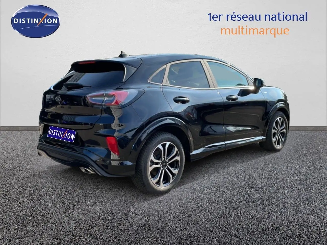 Ford Puma noir Agate métal en vue 3/4 arrière droit, mettant en valeur ses lignes dynamiques et ses jantes alliage.