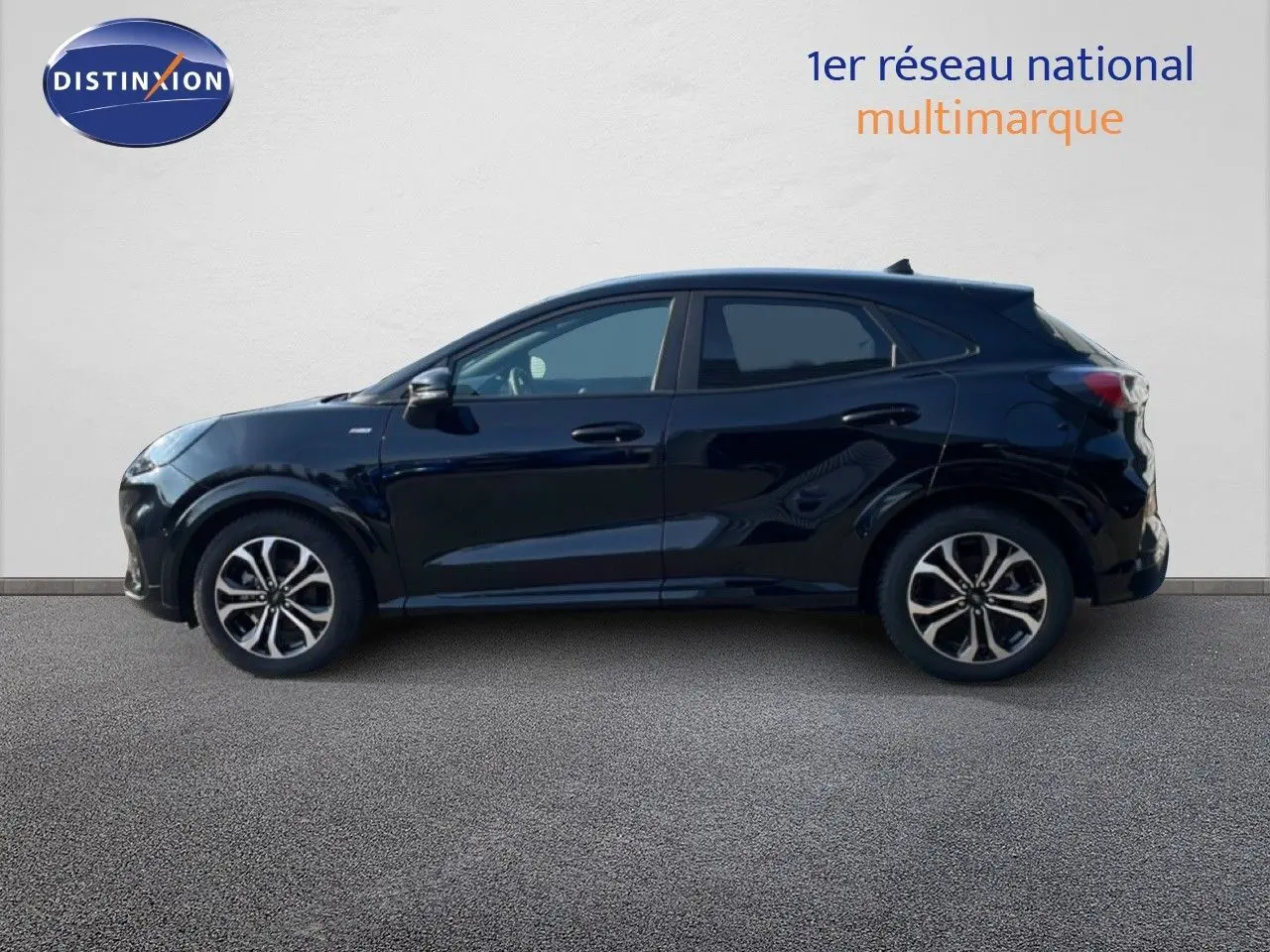 Vue de profil côté gauche d'un Ford Puma noir Agate Métal 2023 avec jantes alliage et finition ST-Line.