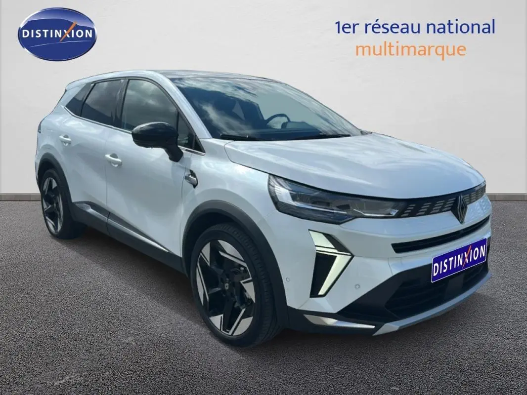 Vue 3/4 avant droite d’un Renault Symbioz blanc 2025 avec jantes alliage 19 pouces et calandre moderne.