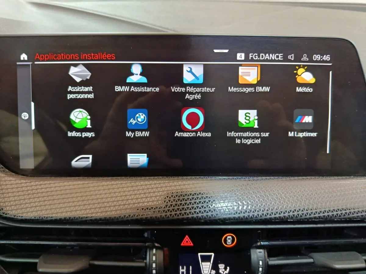 Écran tactile central de la BMW Série 1 118i Edition Sport 2023 affichant les applications installées.