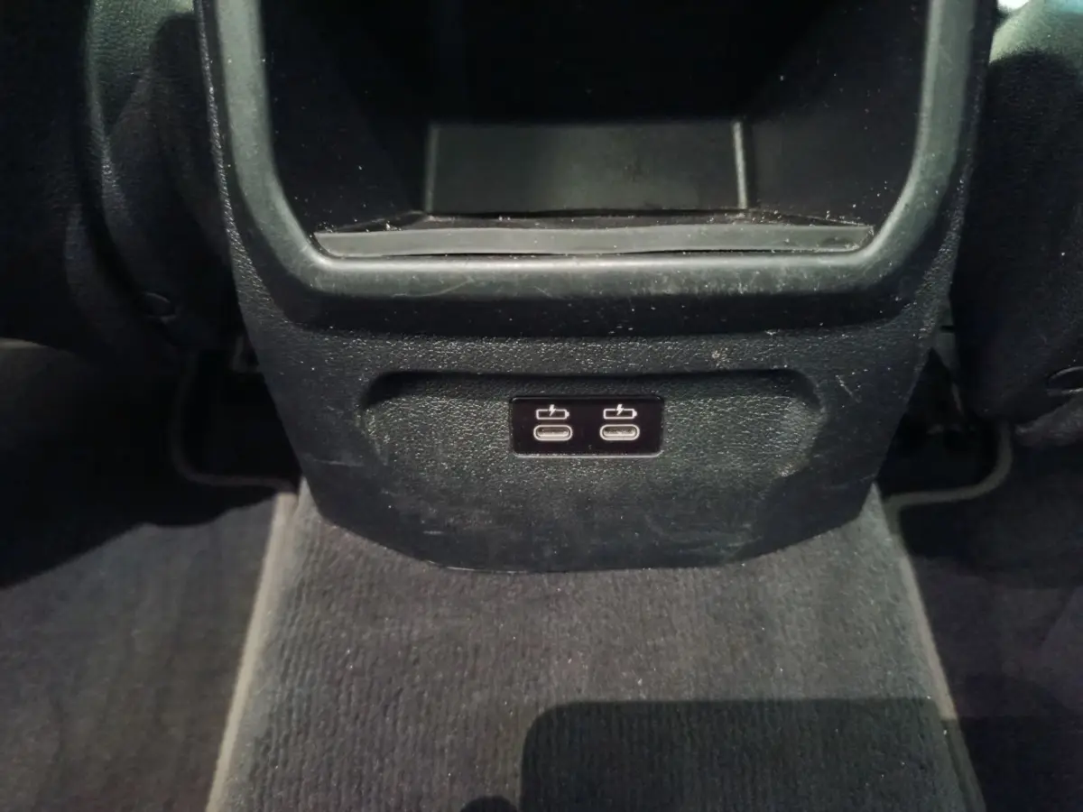 Gros plan sur les ports USB-C doubles situés à l'arrière de la console centrale d'une BMW Série 1 noire 118i Edition Sport 2023.