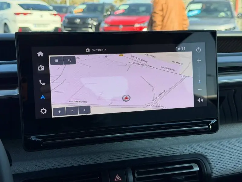Écran tactile central affichant la navigation dans l'habitacle d'une Citroën C3 Gris Mercury, vue de face.