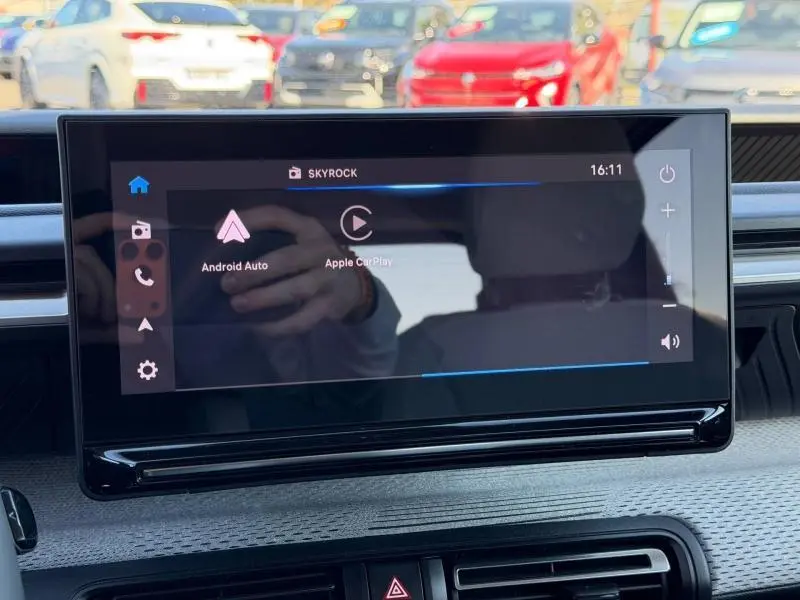 Écran tactile central du tableau de bord d'une Citroën C3 1.2 Turbo 100ch MAX, avec interface Android Auto et Apple CarPlay.