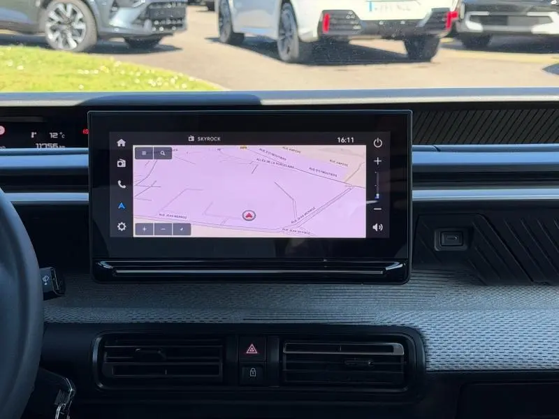 Vue intérieure du tableau de bord de la Citroën C3 1.2 Turbo 100ch MAX 2025 avec écran tactile affichant la navigation.