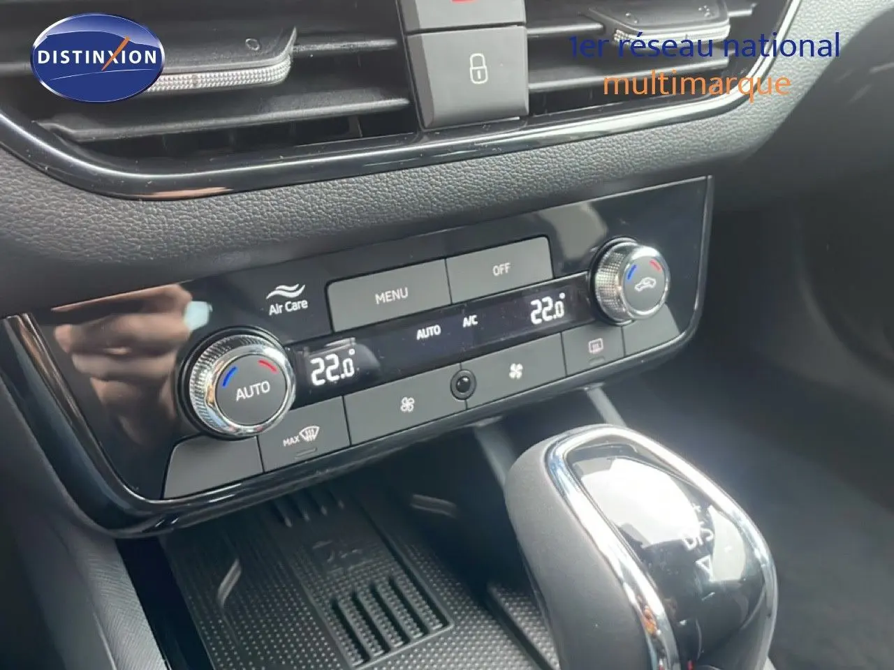 Gros plan sur la console centrale du Skoda Kamiq gris graphite 2025, montrant la climatisation digitale et le levier de boîte auto.