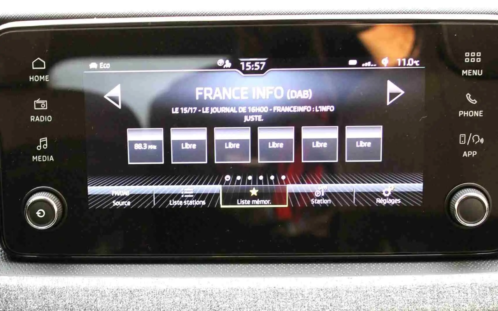 Écran tactile central du Skoda Kamiq 2025 affichant la radio France Info avec commandes tactiles et boutons rotatifs.