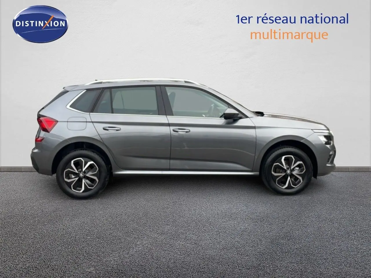 Profil côté gauche du SUV SKODA KAMIQ gris graphite 2025 avec jantes bi-ton et lignes épurées.