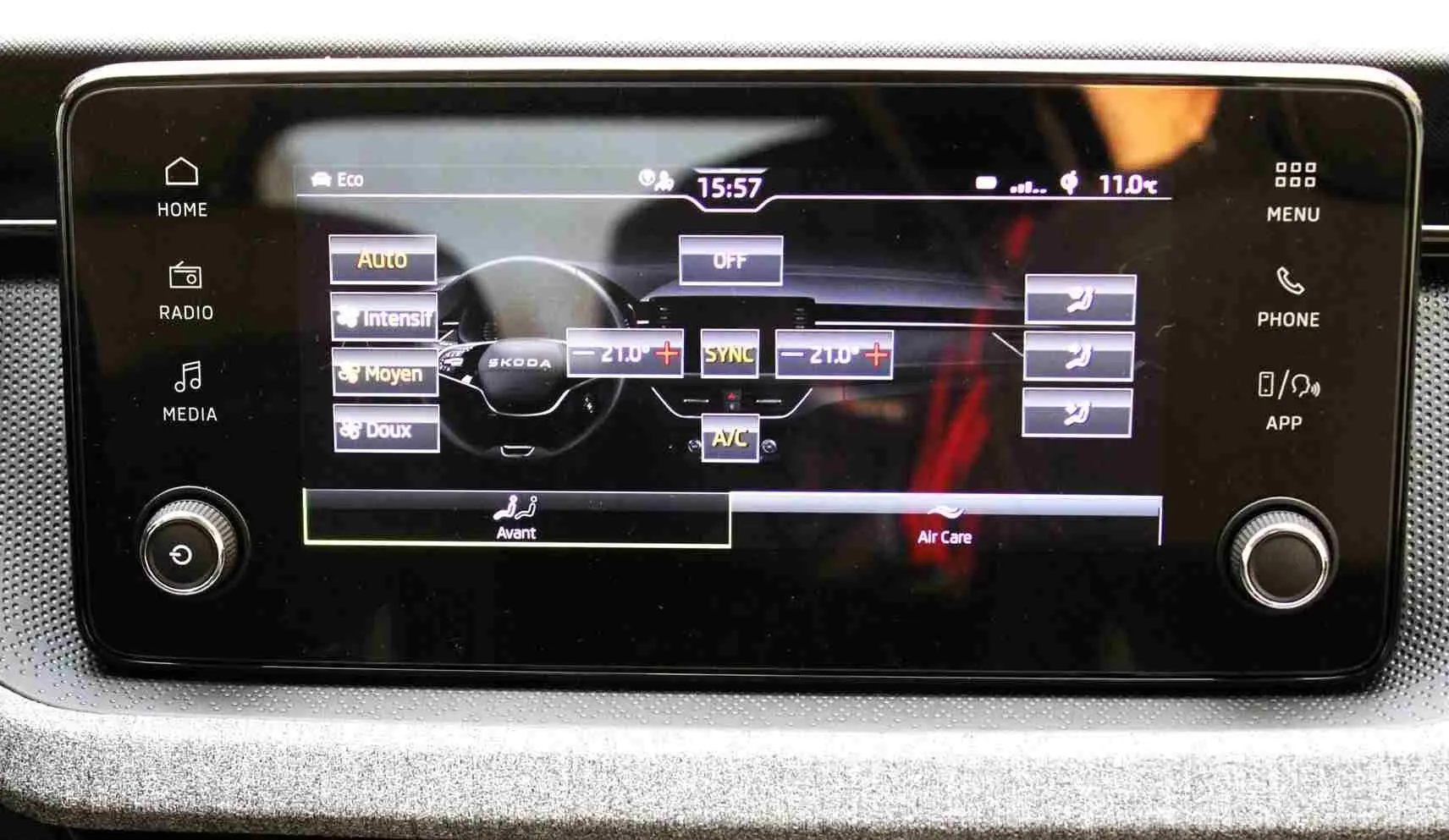 Écran tactile central du Skoda Kamiq 2025 affichant les réglages de climatisation avec interface moderne et commandes tactiles.