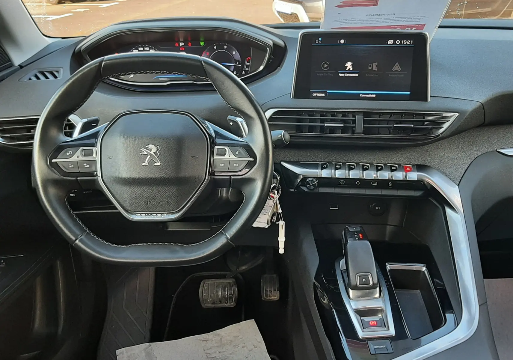Vue intérieure du poste de conduite du Peugeot 3008 1.5 BlueHDi 130ch Allure, avec volant compact et écran tactile central.