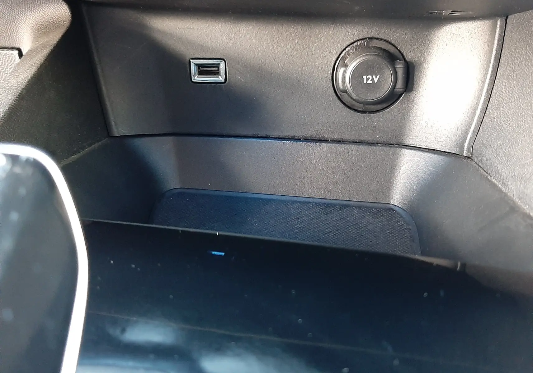 Prise USB et prise 12V noires dans le compartiment avant du Peugeot 3008 gris Amazonite, version 2019.