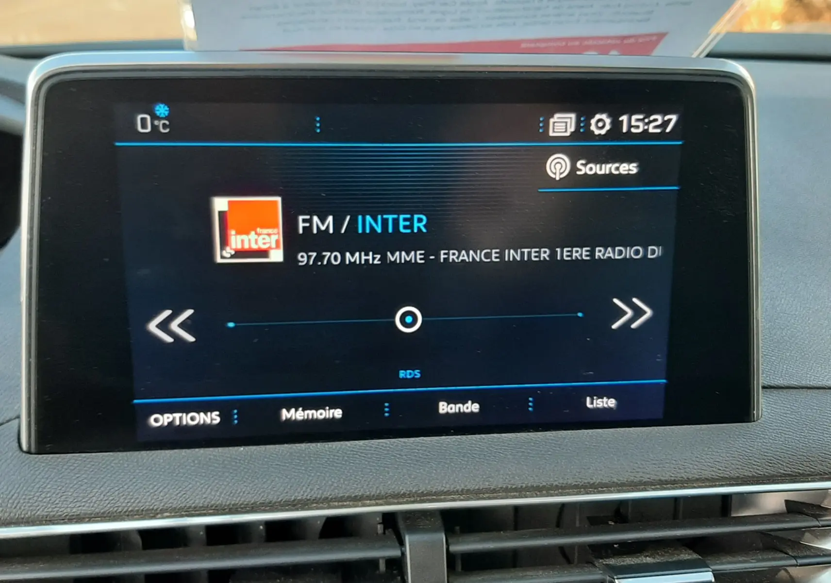 Écran tactile central du Peugeot 3008 gris Amazonite affichant la radio FM France Inter à 15h27.