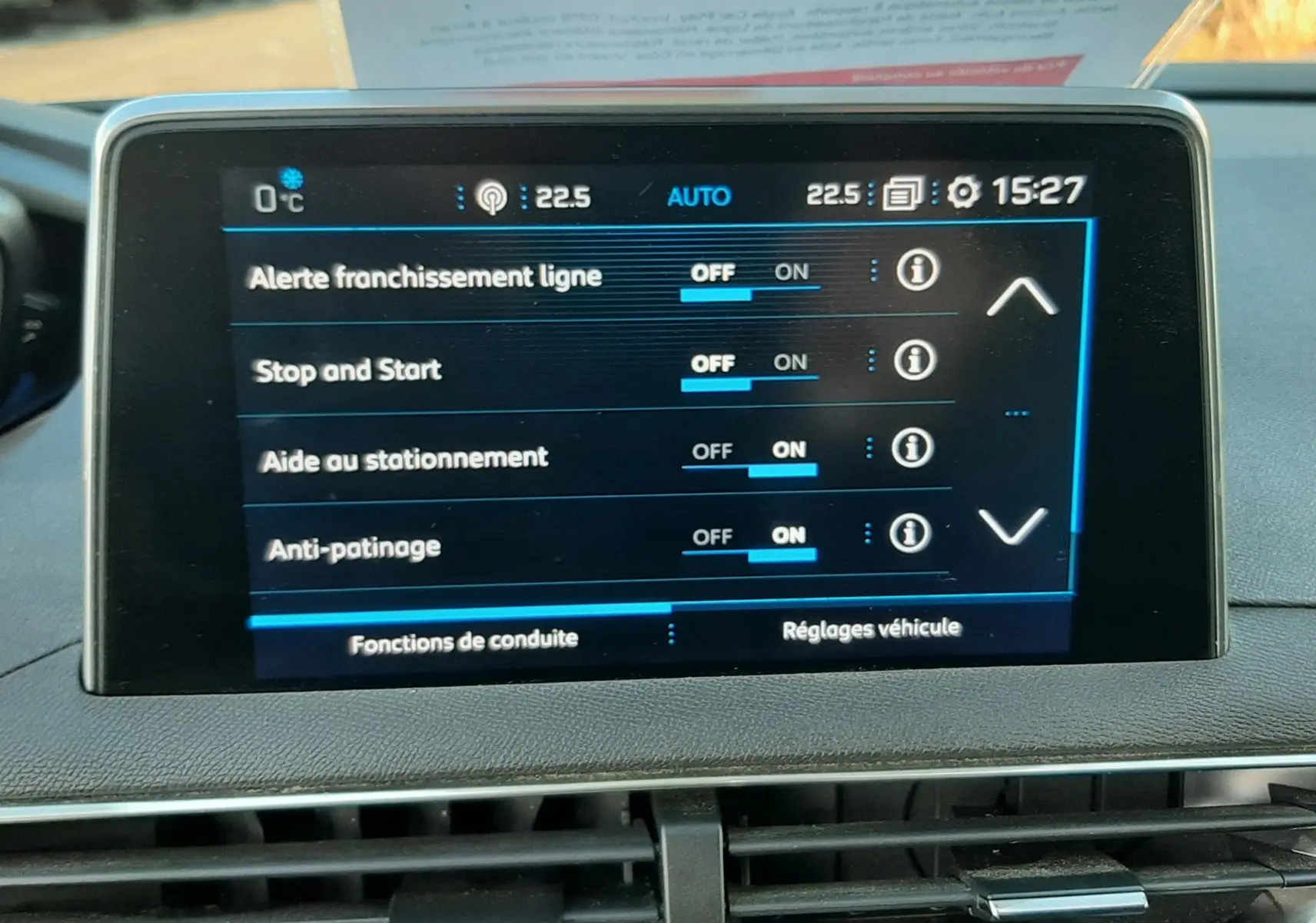 Écran tactile central du Peugeot 3008 gris Amazonite, affichant les réglages d’aides à la conduite.