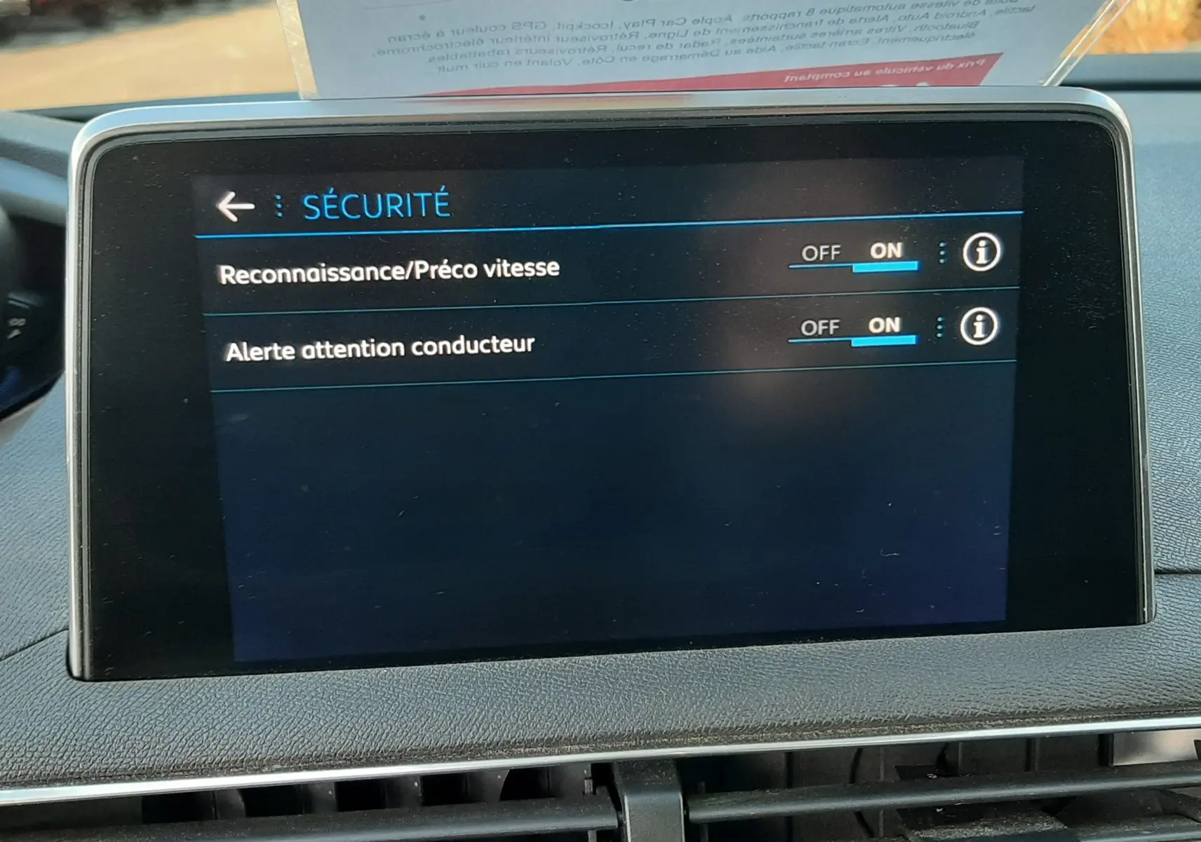 Écran central du tableau de bord du Peugeot 3008 gris Amazonite, affichant les réglages de sécurité activés.