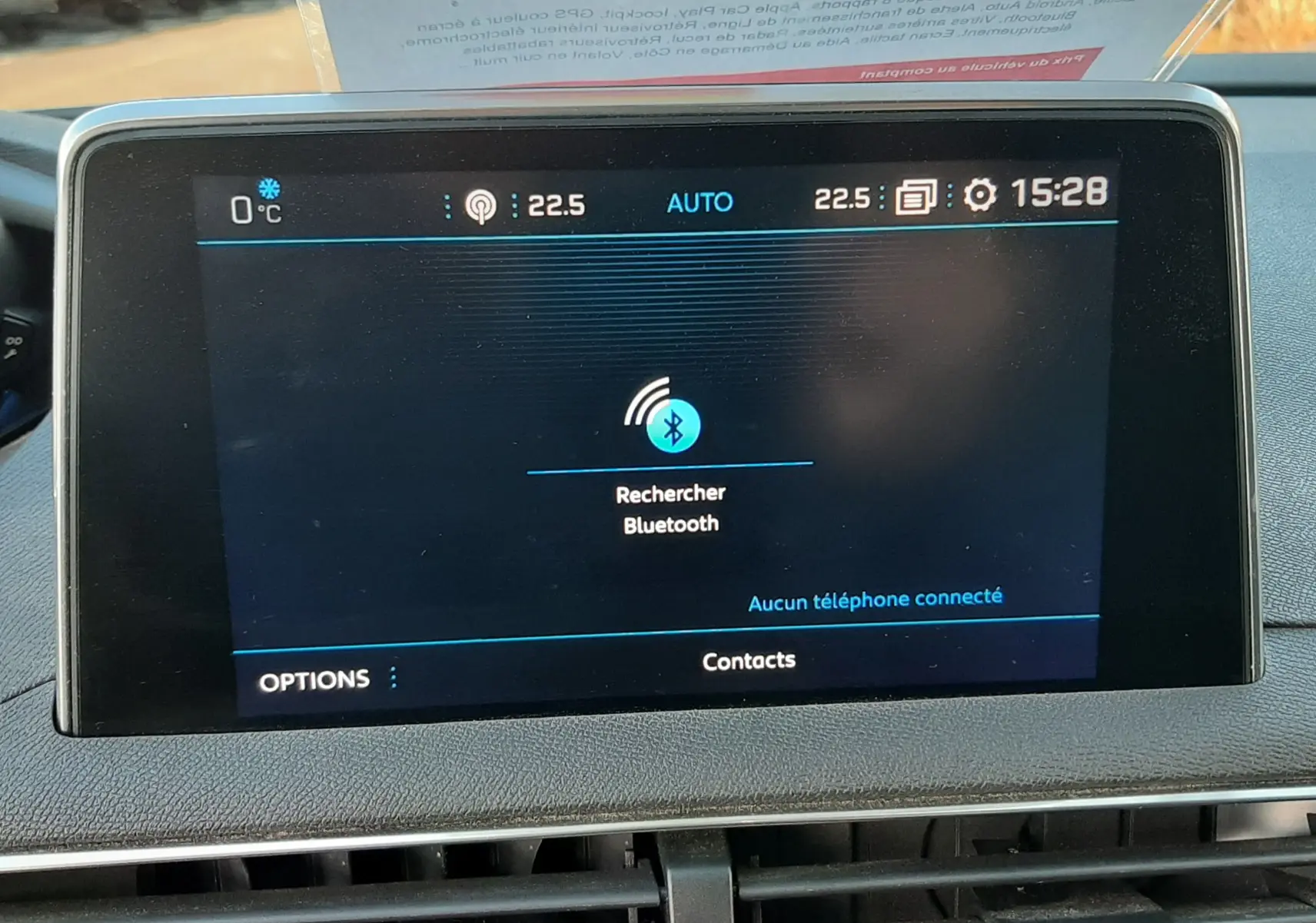 Écran tactile central du Peugeot 3008 2019 affichant la recherche Bluetooth, avec tableau de bord noir visible.