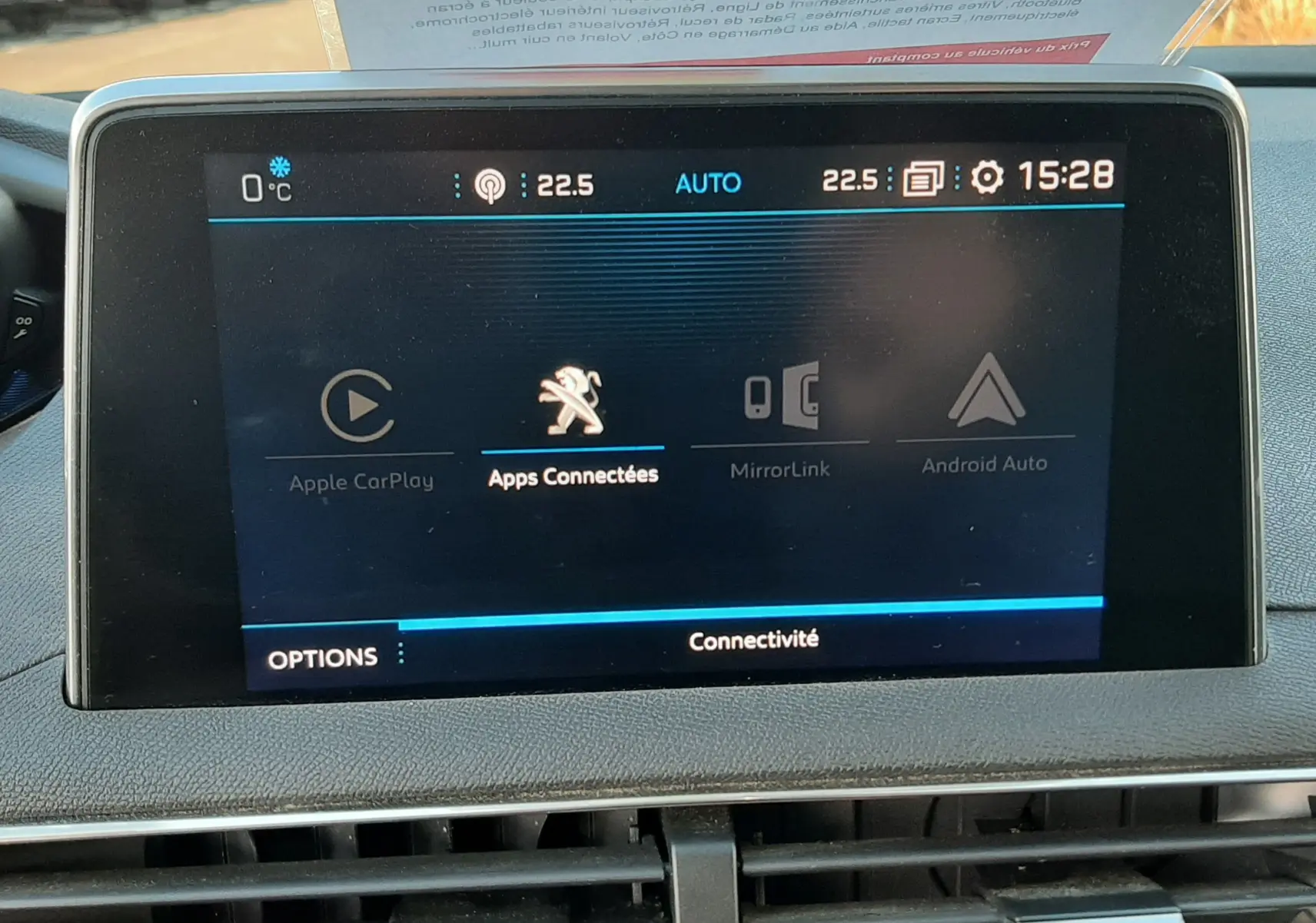 Écran tactile central du tableau de bord du Peugeot 3008 gris Amazonite, affichant les options de connectivité.