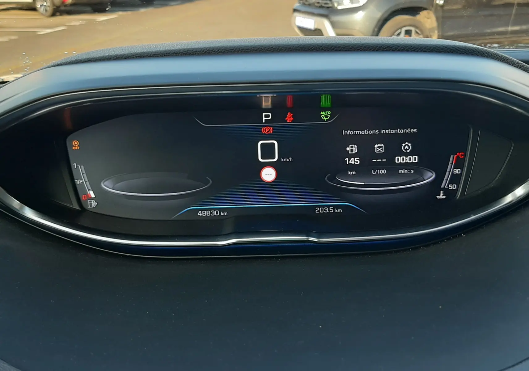 Tableau de bord numérique du Peugeot 3008 2019, affichant vitesse, kilométrage et informations instantanées.
