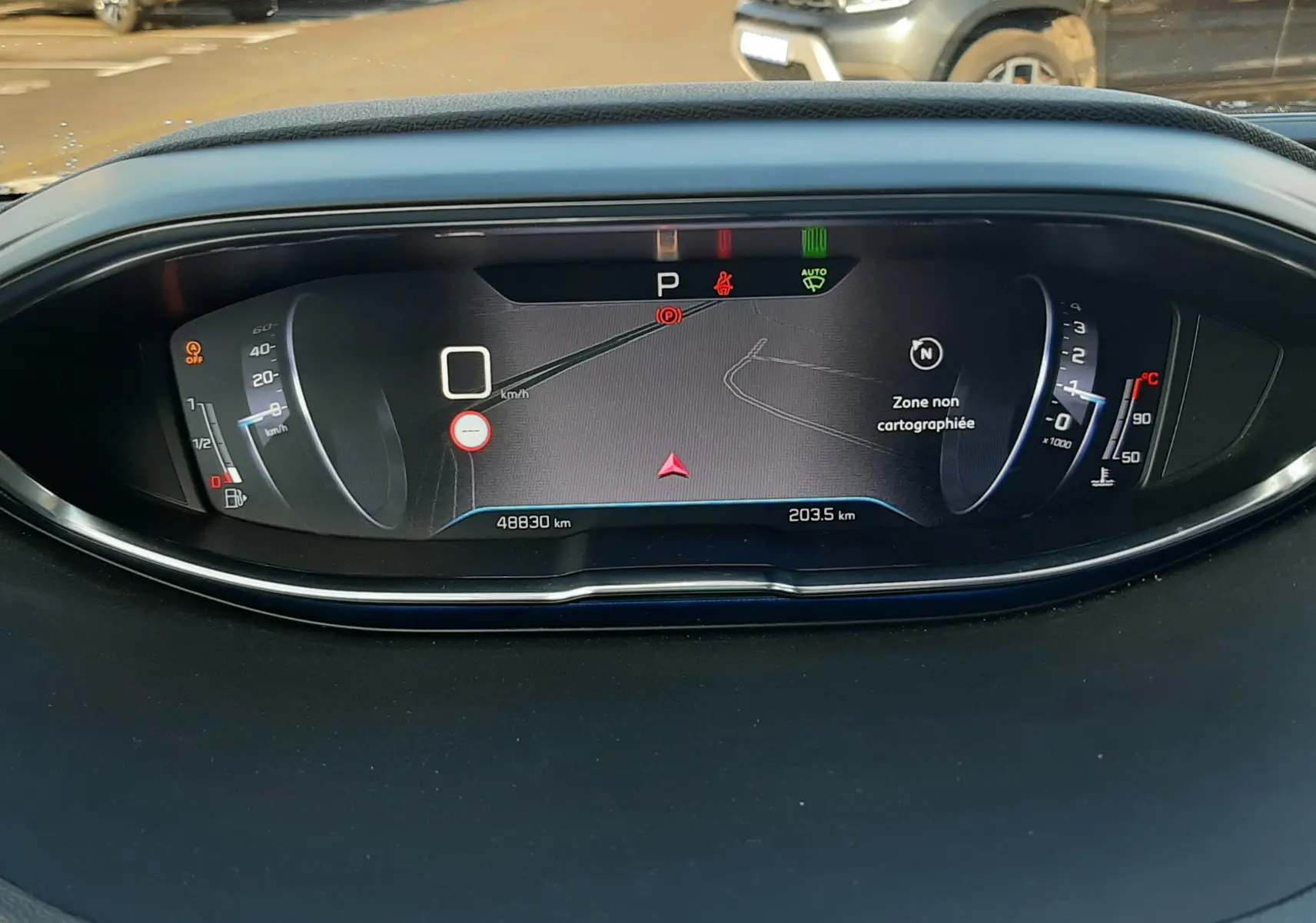 Vue rapprochée du tableau de bord numérique du Peugeot 3008 gris Amazonite, affichant la vitesse et la navigation.