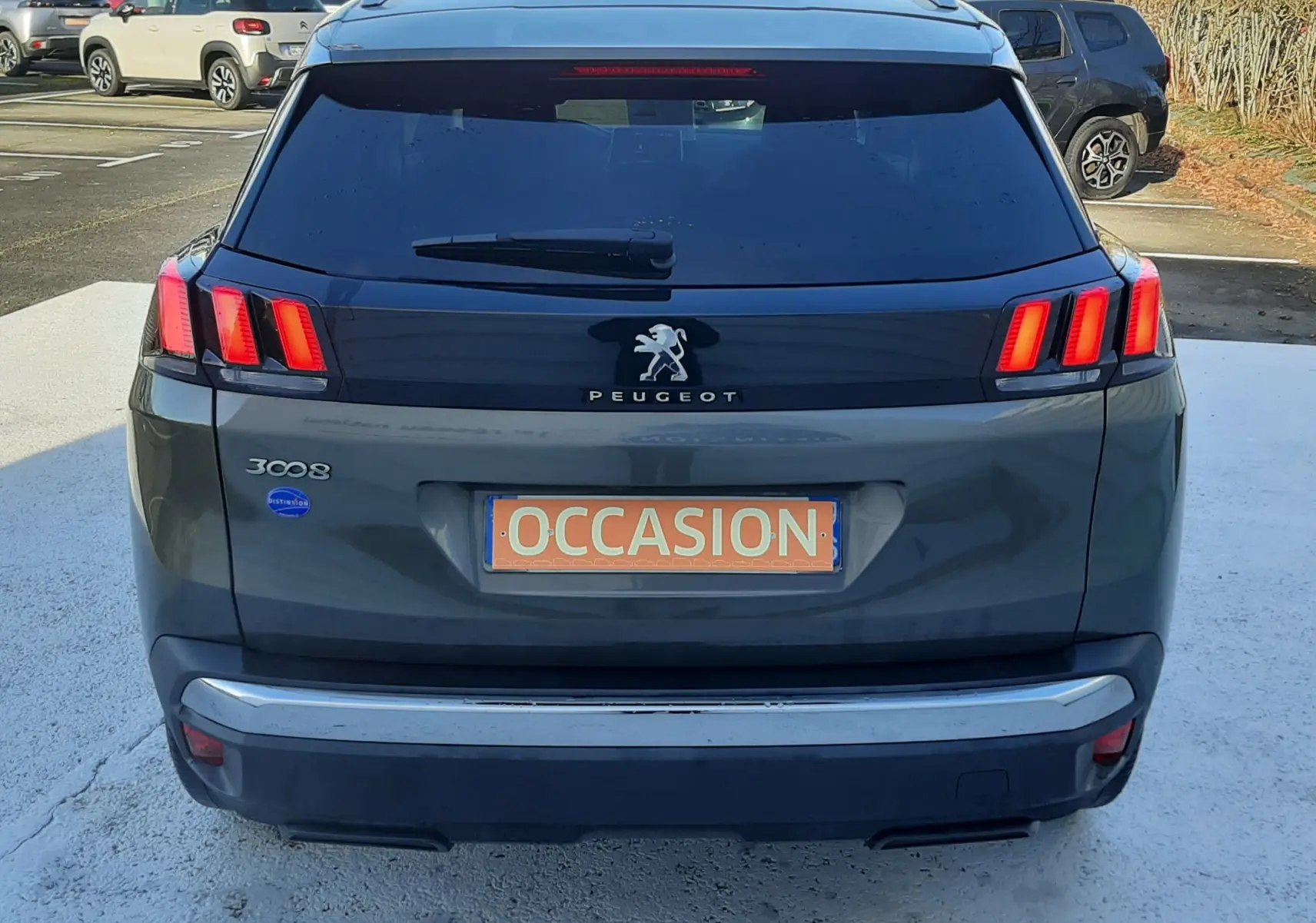 Vue arrière d'un Peugeot 3008 gris amazonite de 2019 avec feux LED distinctifs et plaque "OCCASION".