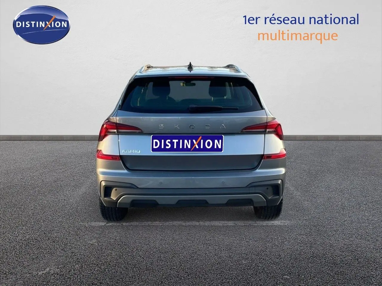Vue arrière d’un Skoda Kamiq gris graphite métal 2024, avec feux LED et logo distinctif bien visibles.