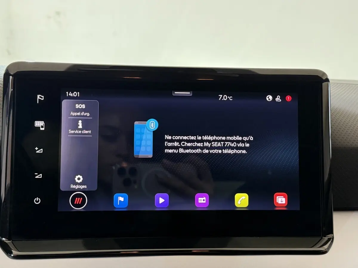 Écran tactile central de la SEAT Ibiza 1.0 TSI 110 FR blanc, affichant le menu Bluetooth et température 7°C.