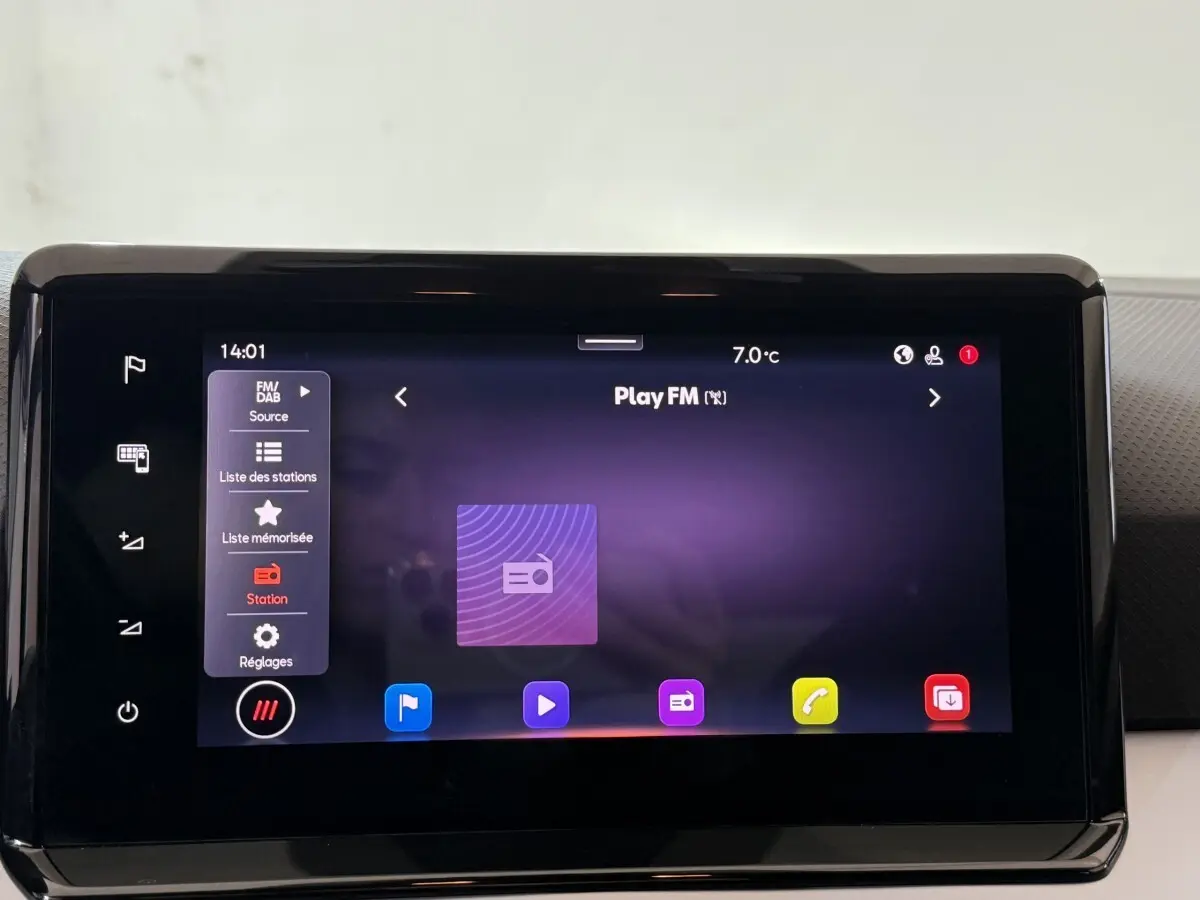 Écran tactile central de la SEAT Ibiza 1.0 TSI 110 FR 2024 affichant la radio Play FM en intérieur noir.