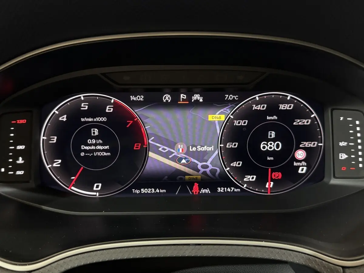 Affichage numérique du tableau de bord de la SEAT Ibiza 2024, avec navigation et compte-tours en vue frontale.
