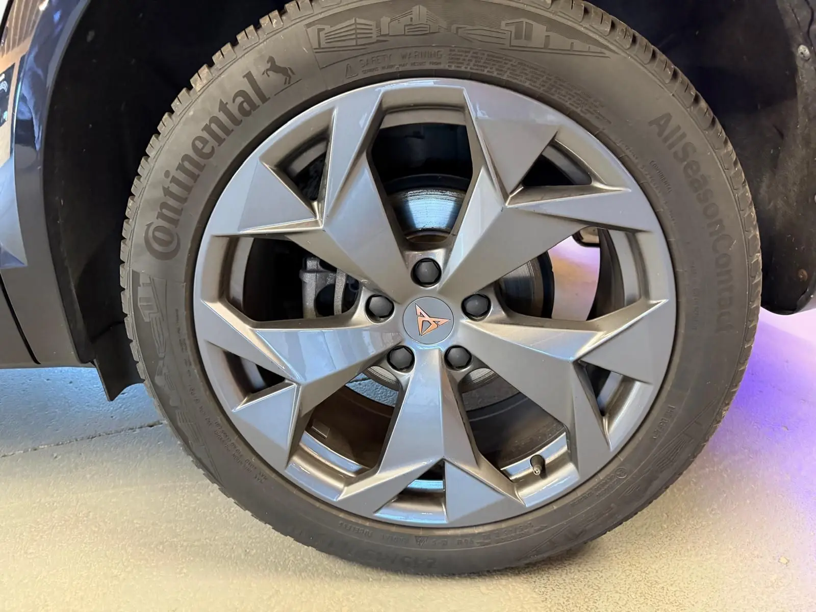 Gros plan sur la jante grise à design géométrique du CUPRA Formentor 2.0 TDI 150 DSG7, pneu Continental visible.