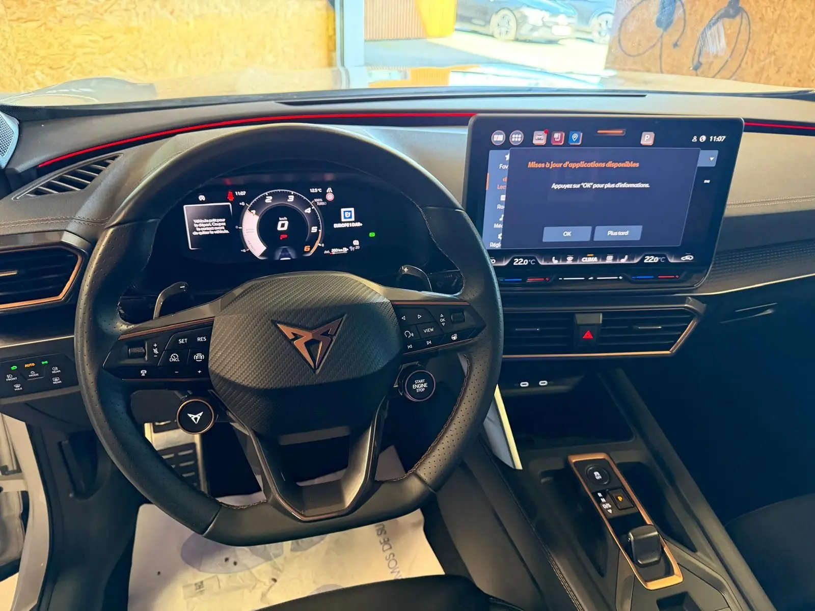 Vue intérieure frontale du volant cuir noir avec logo CUPRA et écran tactile HD du tableau de bord du Formentor blanc 2025.