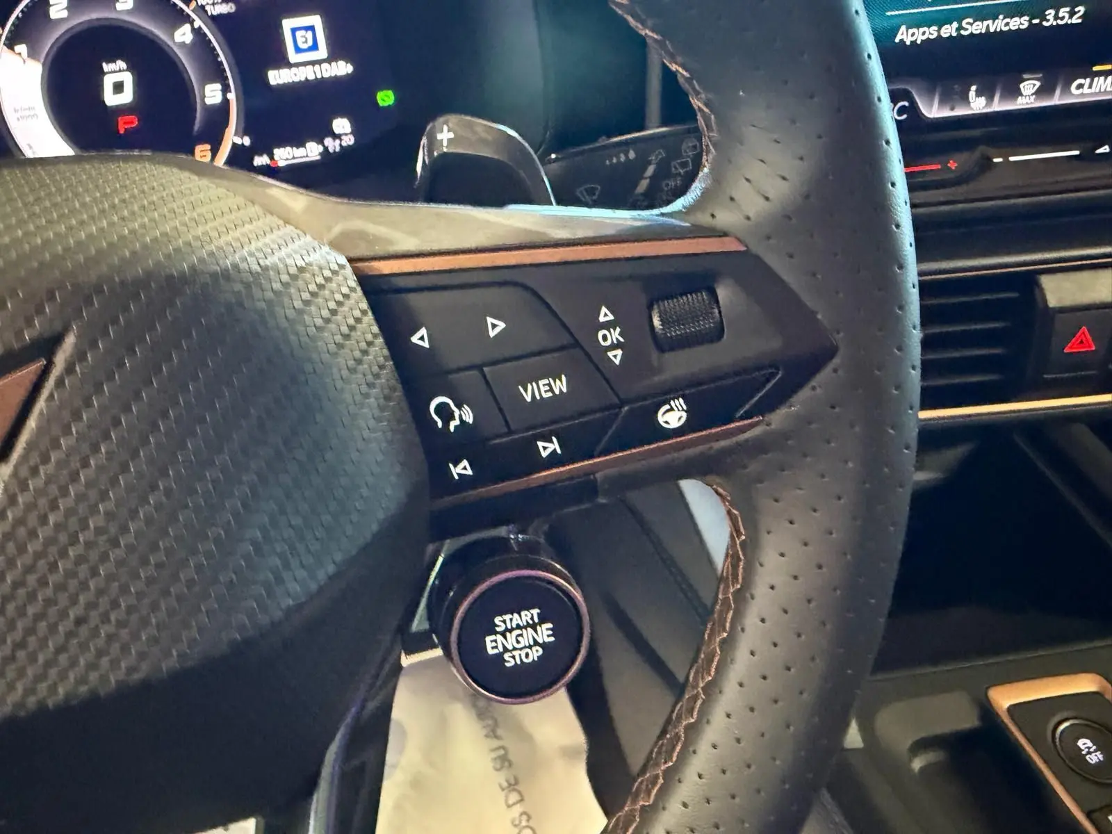 Gros plan sur le volant perforé noir du CUPRA Formentor 2.0 TDI 150 DSG7 avec boutons multifonctions et bouton start/stop.