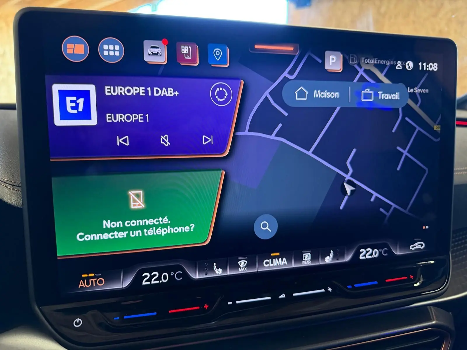 Écran tactile HD 12,9" du système d'info-divertissement du CUPRA Formentor 2025 affichant navigation et radio DAB