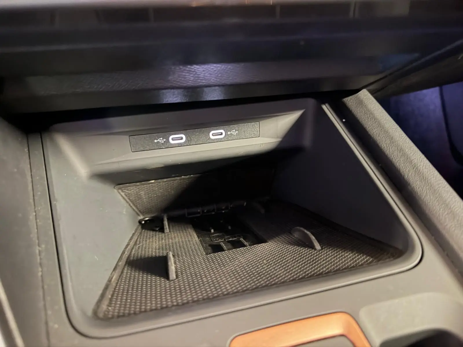 Gros plan sur la connectivité USB-C dans la console centrale du CUPRA Formentor blanc, version 2025.