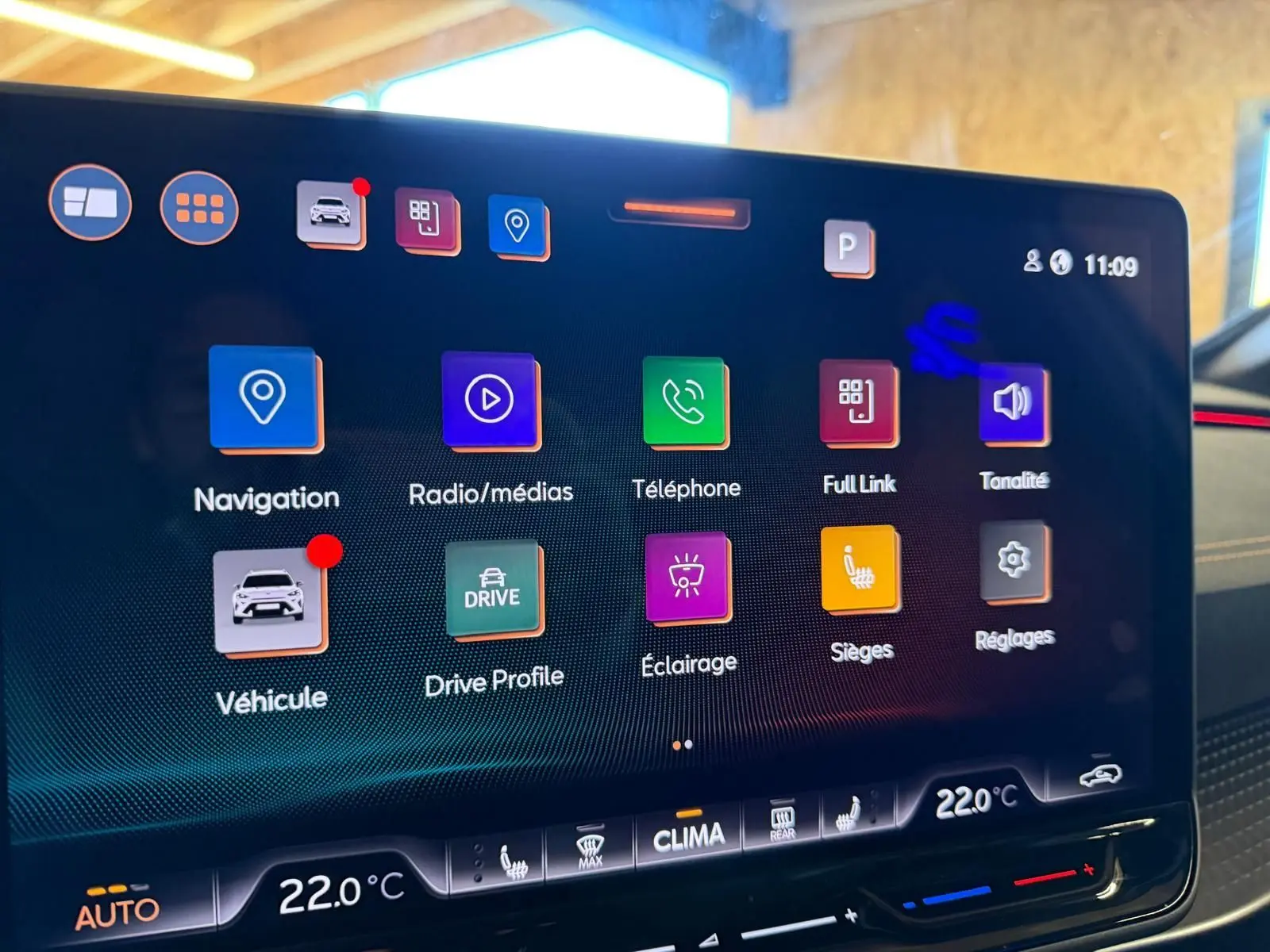 Écran tactile HD du système d'info-divertissement du CUPRA Formentor blanc, vue intérieure centrée sur l'interface.