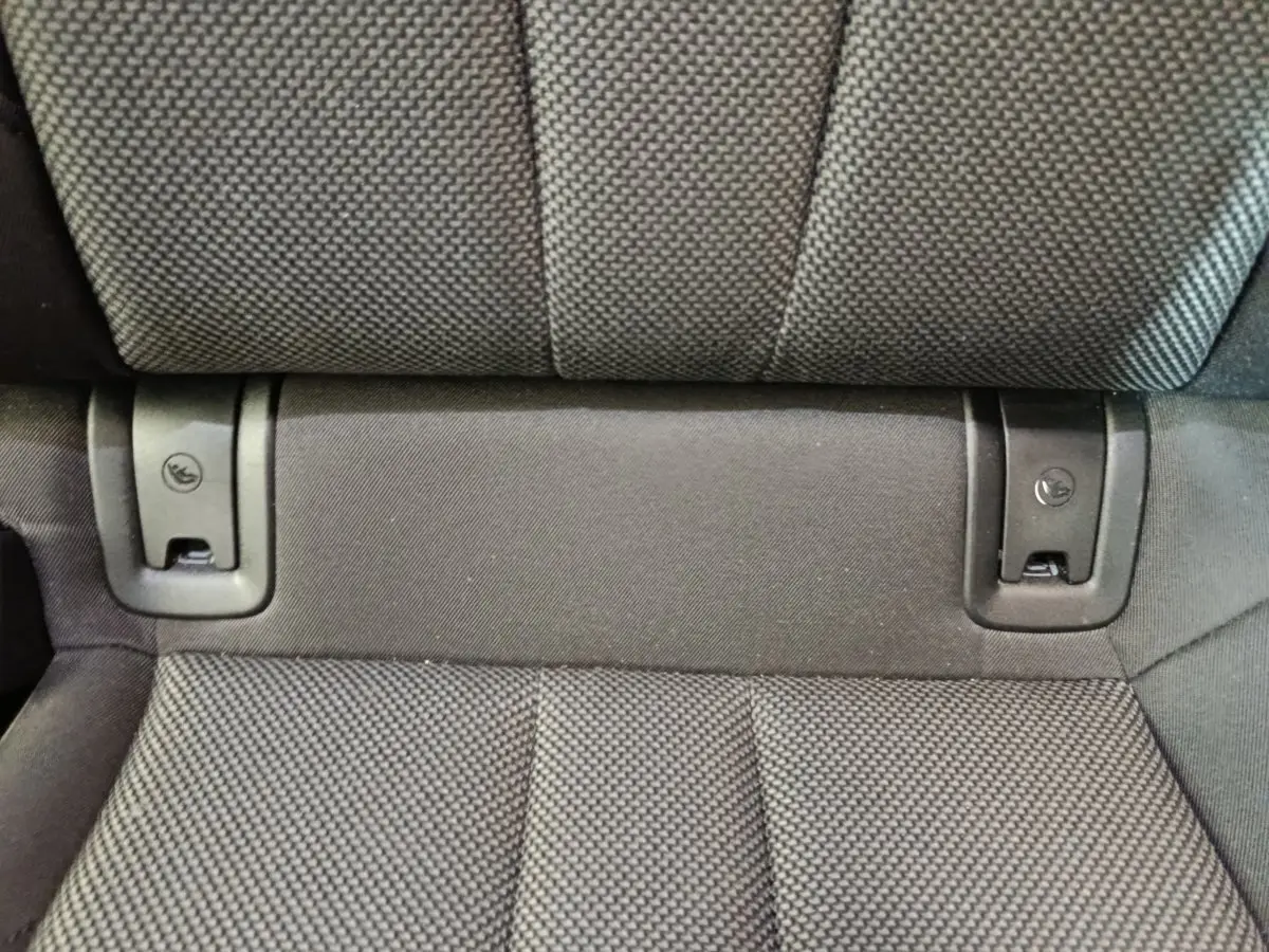 Détail de la banquette arrière noire de l'Audi A4 35 TFSI 150 S tronic Business Line avec fixation Isofix visible.