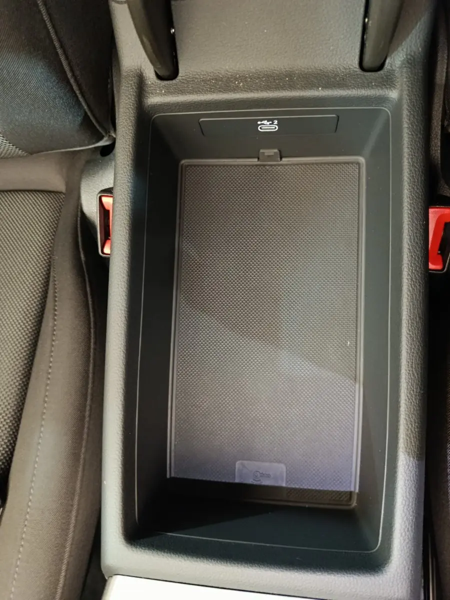 Vue plongeante sur le compartiment de rangement central noir avec port USB-C dans l'Audi A4 35 TFSI 2024.