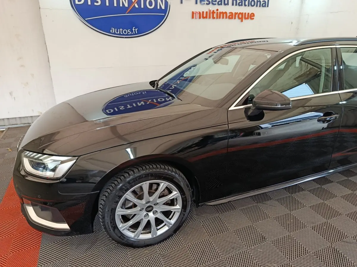 Audi A4 35 TFSI noir vue 3/4 avant côté gauche, avec jantes alliage et phares LED visibles.