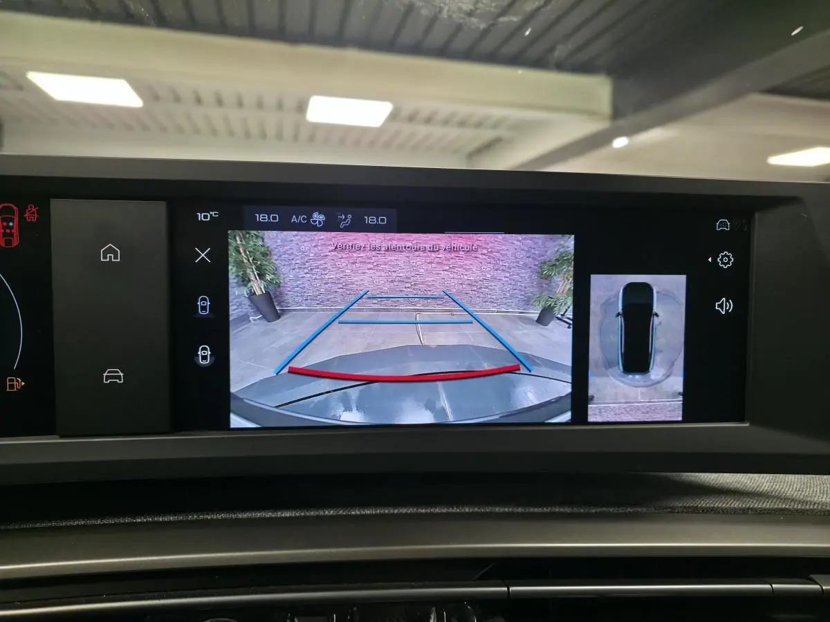 Écran intérieur du Peugeot 3008 gris 2025 montrant la caméra de recul et la vue à 360° du véhicule.