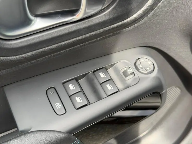 Gros plan sur les commandes de lève-vitres et rétroviseurs électriques côté conducteur du Citroën C5 Aircross noir Perla Nera.