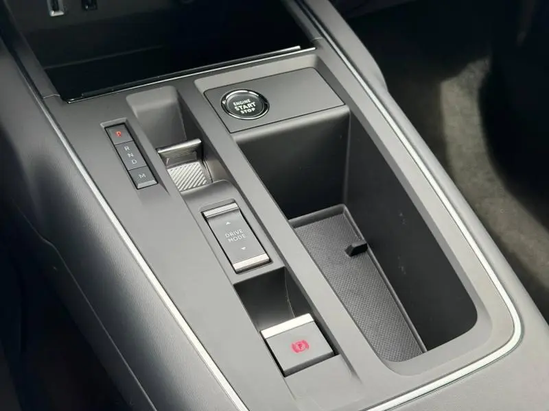 Vue rapprochée de la console centrale noire du Citroën C5 Aircross 2024 avec bouton start/stop et commandes de boîte automatique.