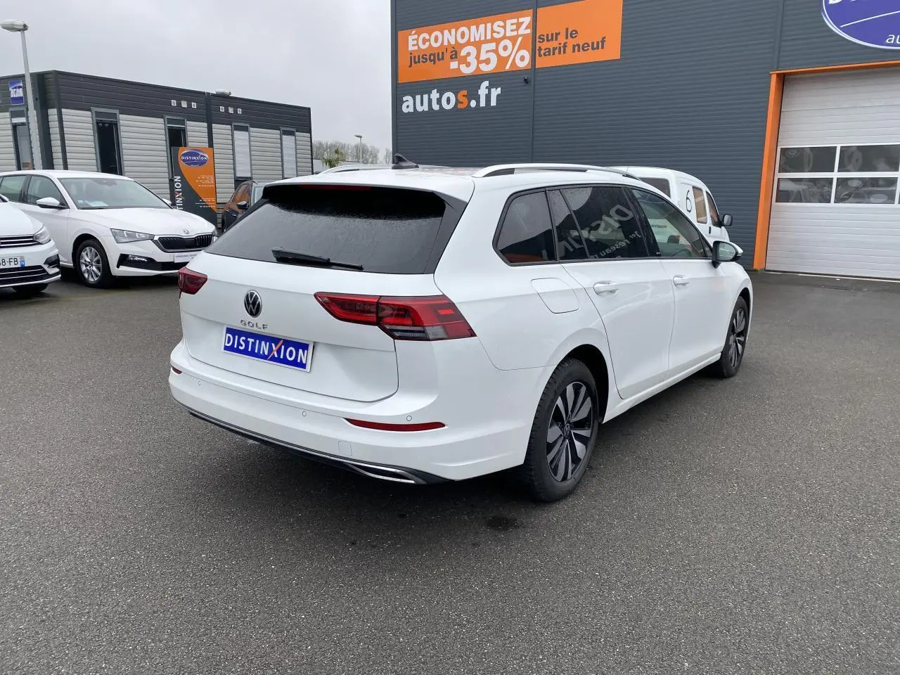 Volkswagen Golf SW blanc oryx vue 3/4 arrière droit avec vitres arrière surteintées et jantes modernes.
